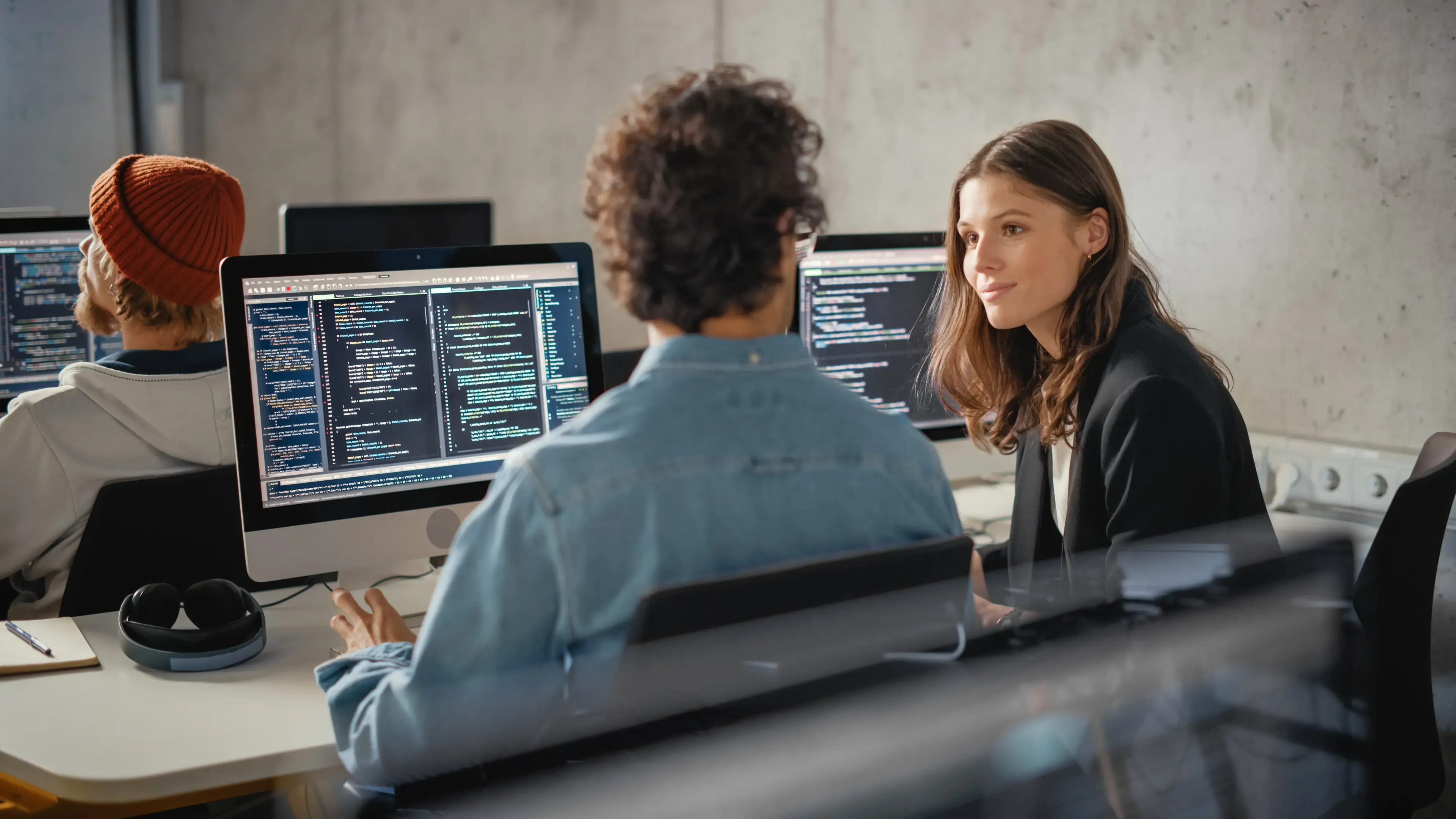 Two people, possibly software vendors, sit in front of the computer screen and see how easily fiskaly SIGN ES adapts to management software: ERP, POS, PMS