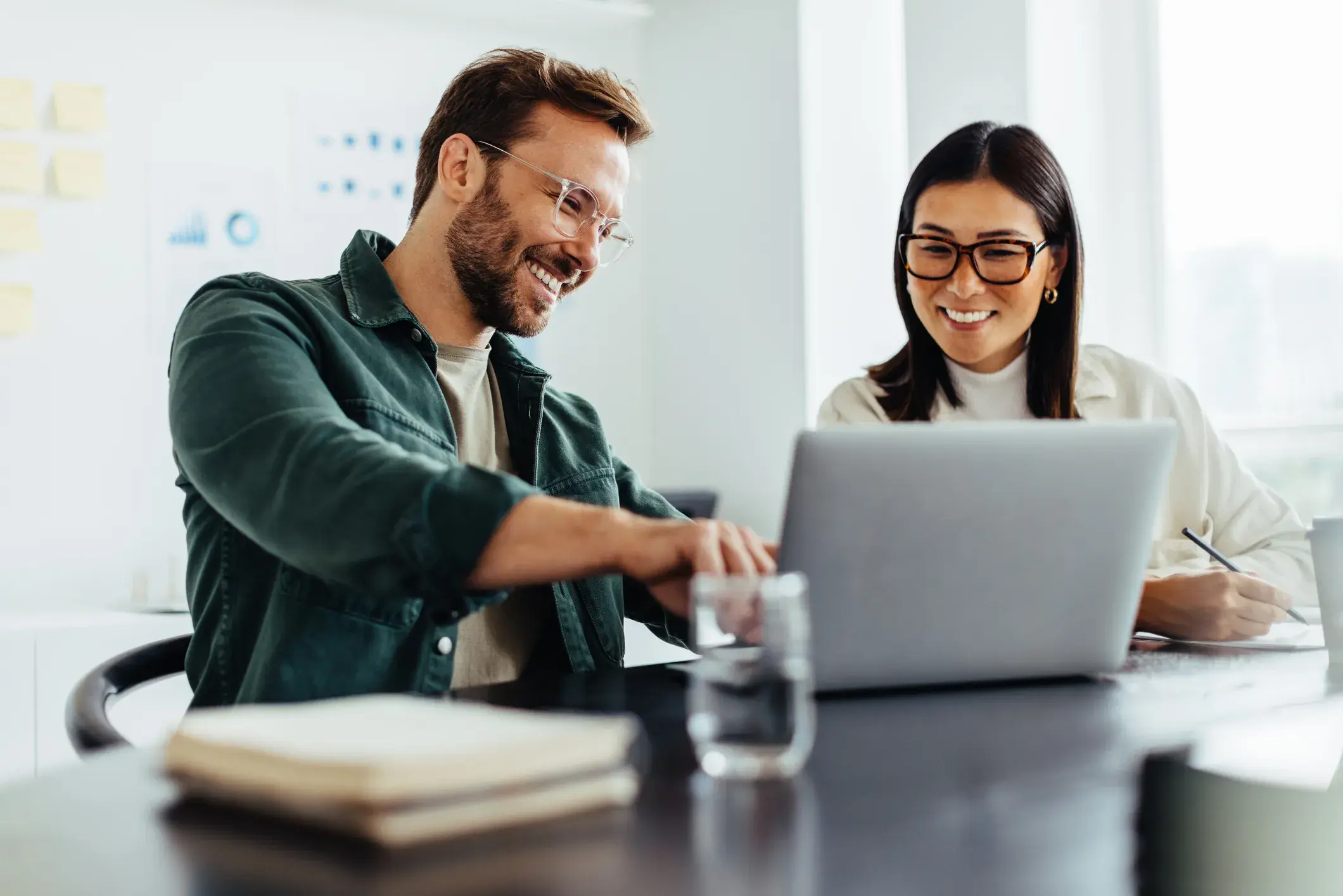 Two people, possibly software vendors, sit in front of the computer screen and see how easily fiskaly adapts systems.
